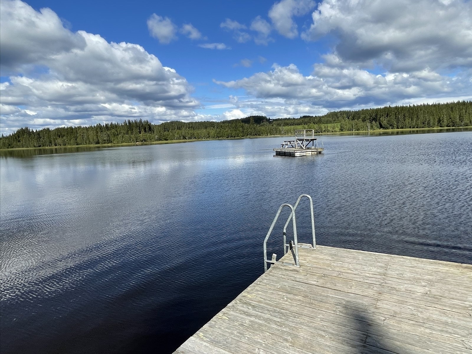 I Snertingdal finnes også muligheter for en dukkert på en varm sommerdag. Galleribilde