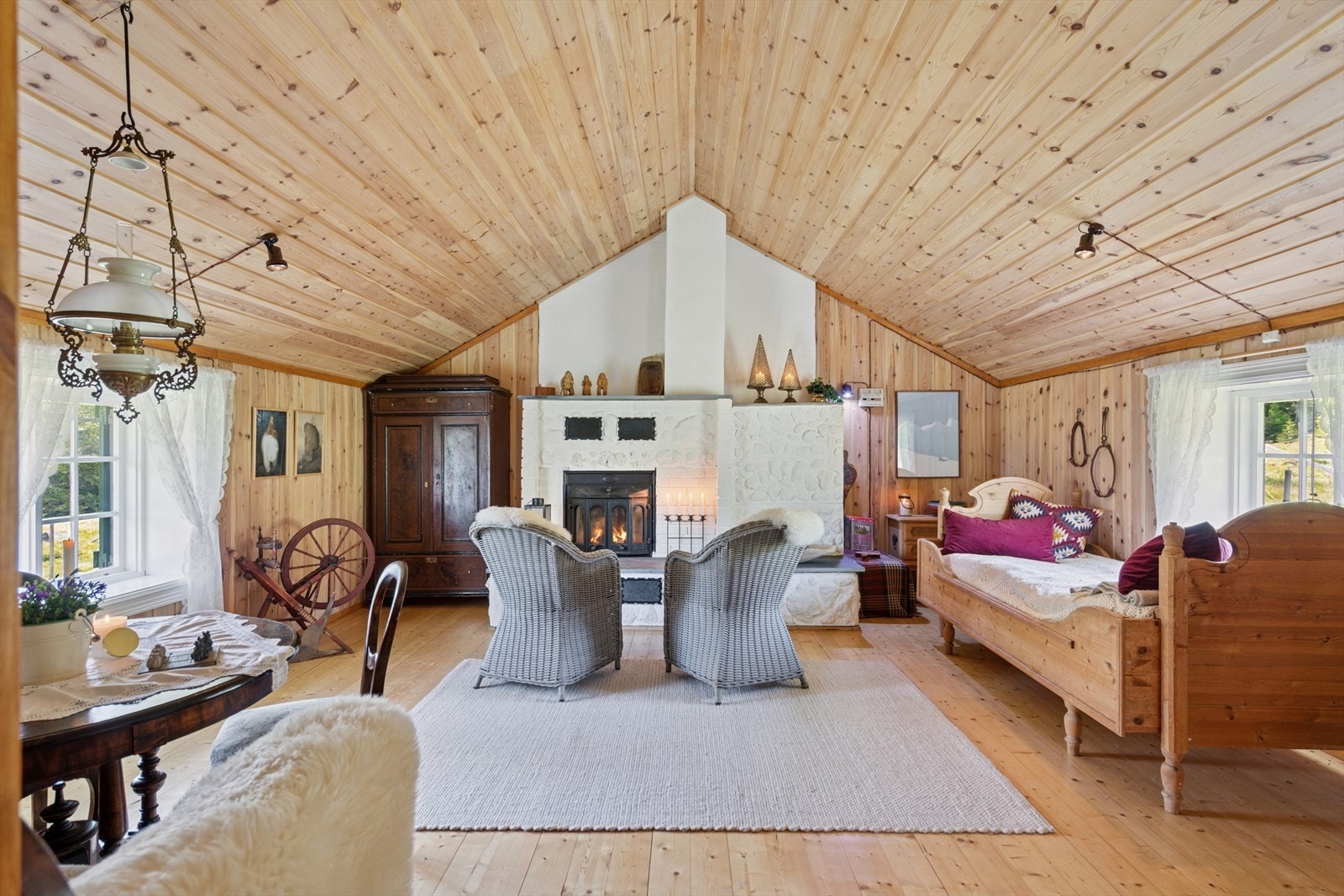 Hytta har god takhøyde i flere rom som gir en god romfølelse. Galleribilde