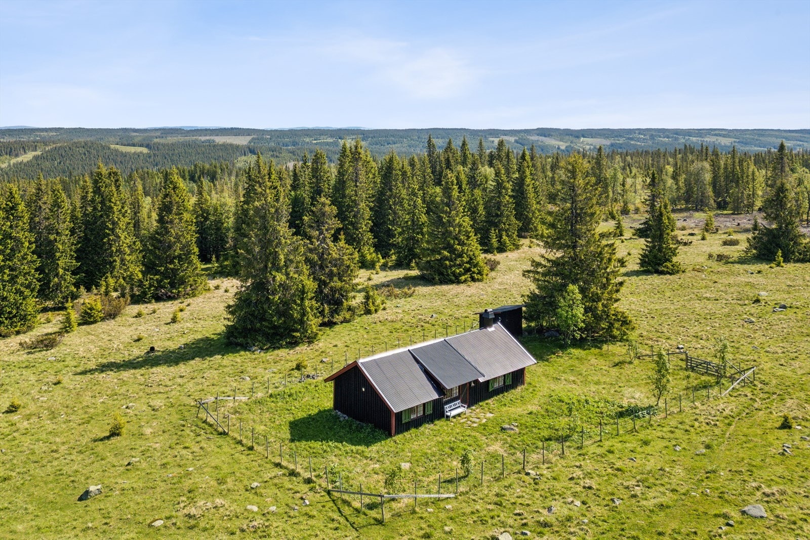 Det er flere idylliske skogsvann i området, øst for eiendommen renner elva Vismunda. Galleribilde