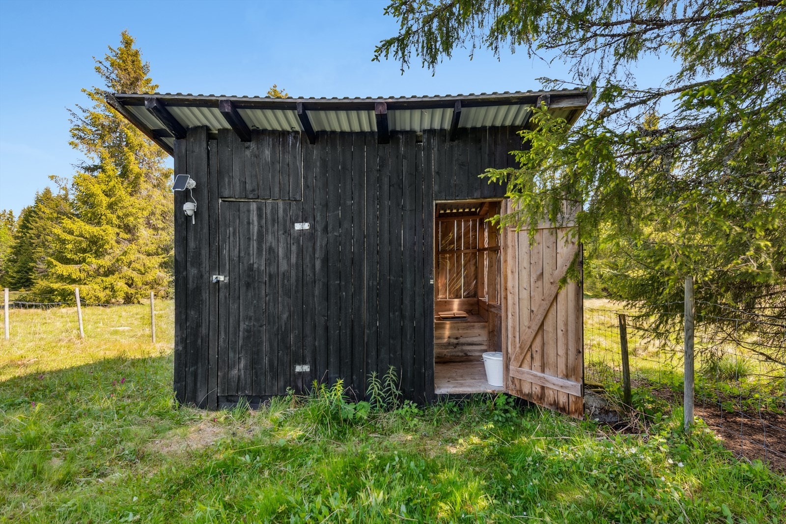 Uthuset gir lagringsplass og plass til utedo. Galleribilde