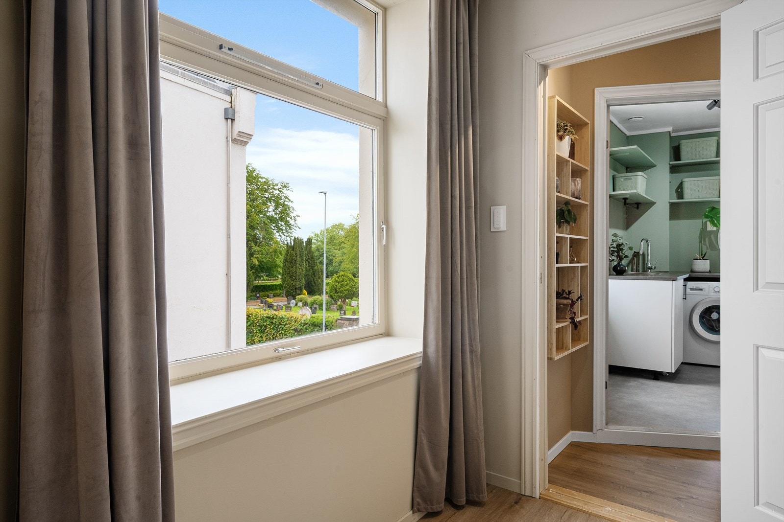 Alle soverommene er malt i tidsmessig fargetoner, og har godt med areal for seng, nattbord og annen innredning. Galleribilde