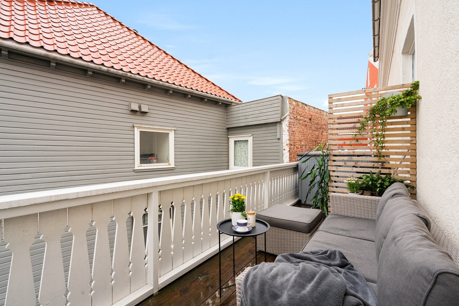 Altanen sin gode plassering mot sørvest byr på flotte solforhold og er et herlig uterom å rusle rett ut til sommerstid hvor du kan nyte roen. Galleribilde