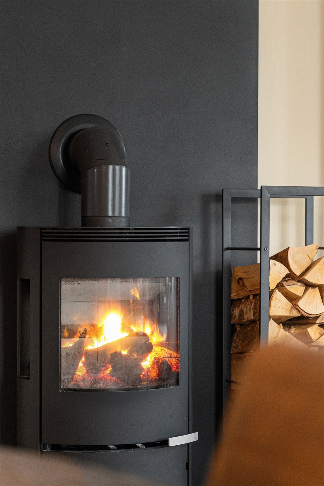 I stue-sonen er det montert en rentbrennende peisovn, som kan nytes både fra sofa og fra spisegruppen. Galleribilde