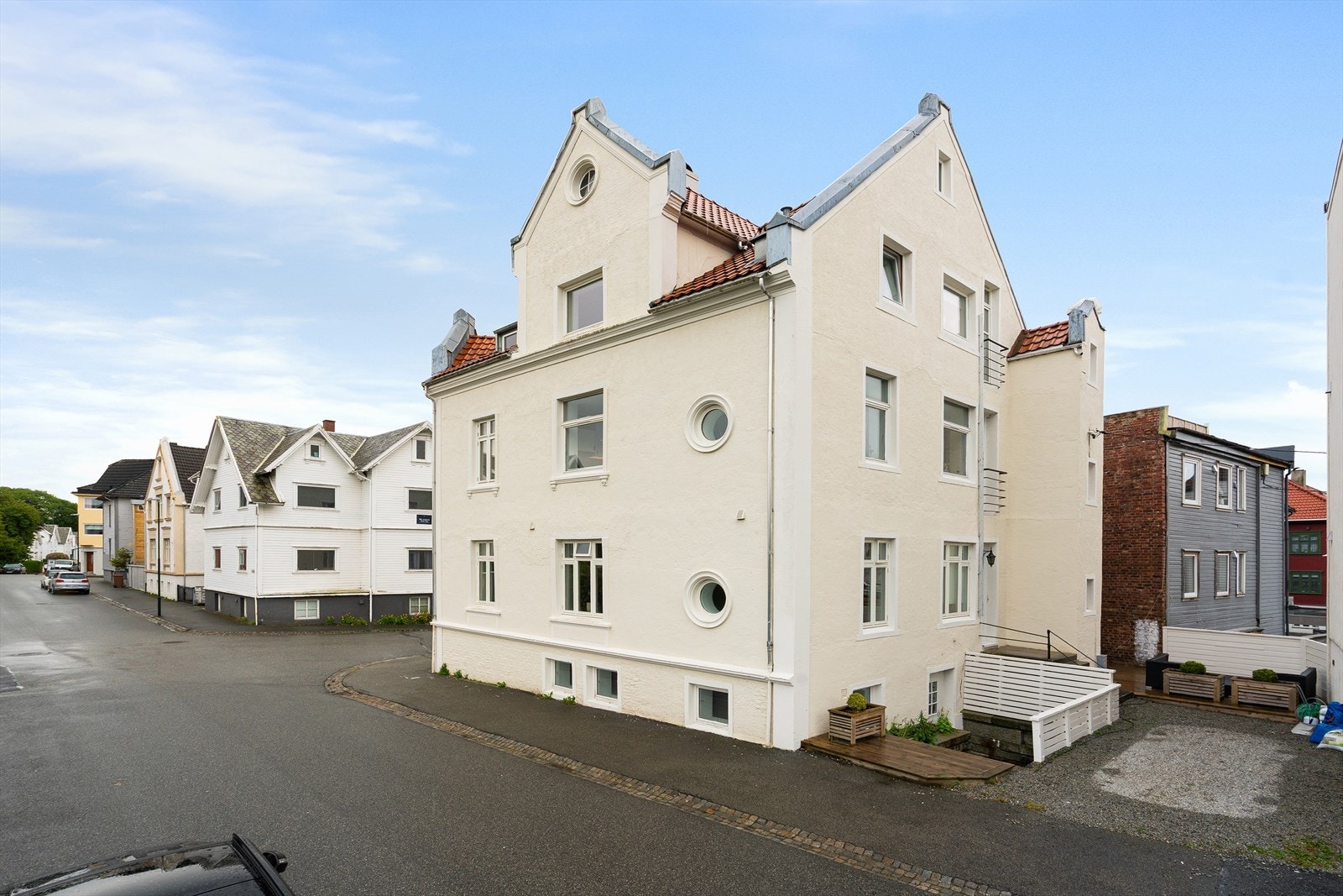 Her vil du bo svært sentralt i et fint og etterspurt område på Storhaug. Området er sentrumsnært, samtidig som det kan beskrives som et rolig og smakfullt område som bærer preg av ærverdige eiendommer og idylliske omgivelser. Galleribilde