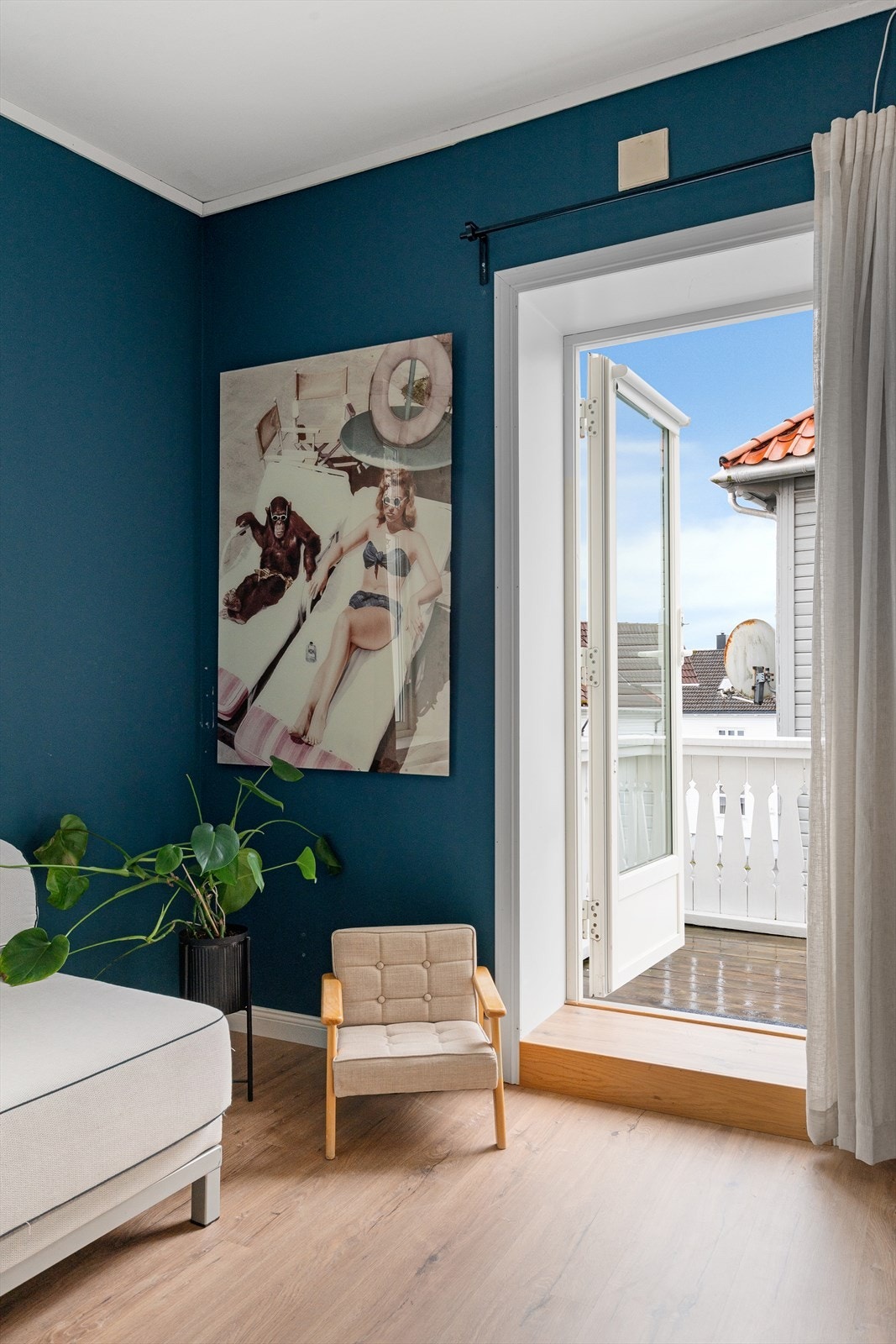 Dette rommet kan fungere både som barnerom, gjesterom eller kontor. Du har også utgang til en solrik altan. Galleribilde