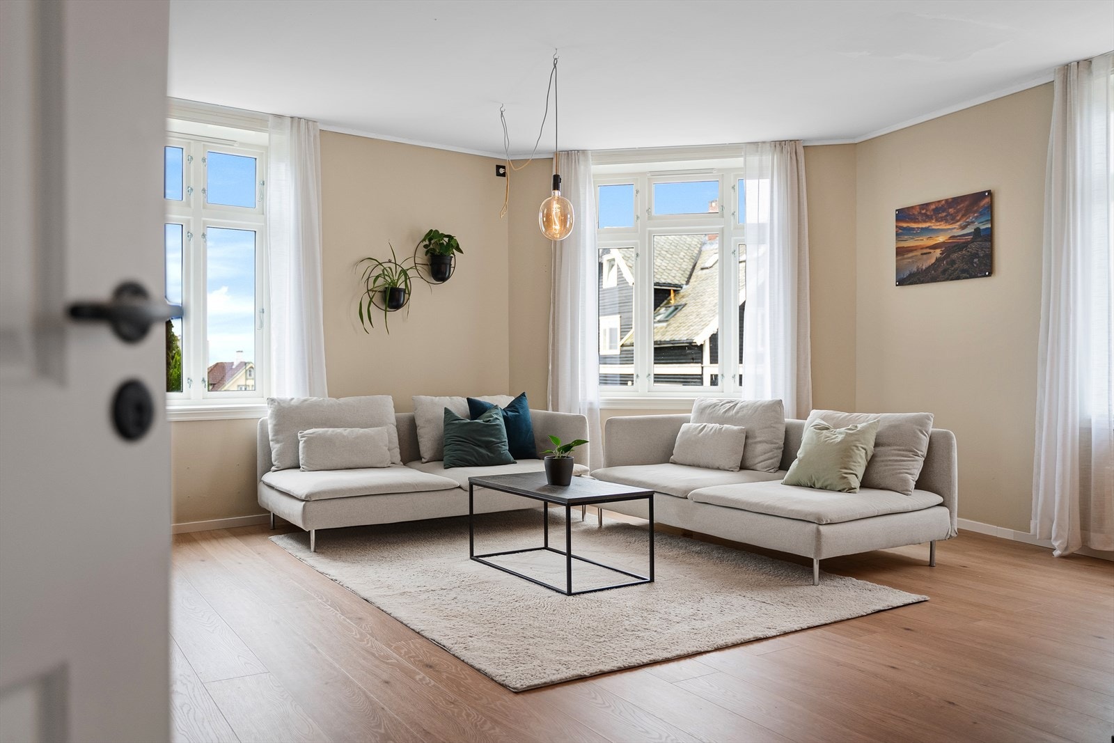 Pen, romslig og innbydende 3-romsleilighet med en populær beliggenhet i et ærverdig murhus. Galleribilde