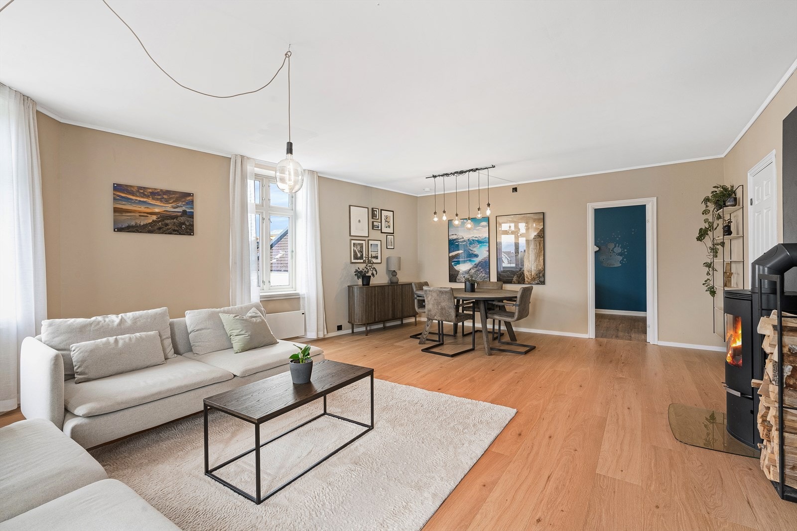 Rommet byr på rikelig areal for sofagruppe, spisebord og annen innredning. Galleribilde