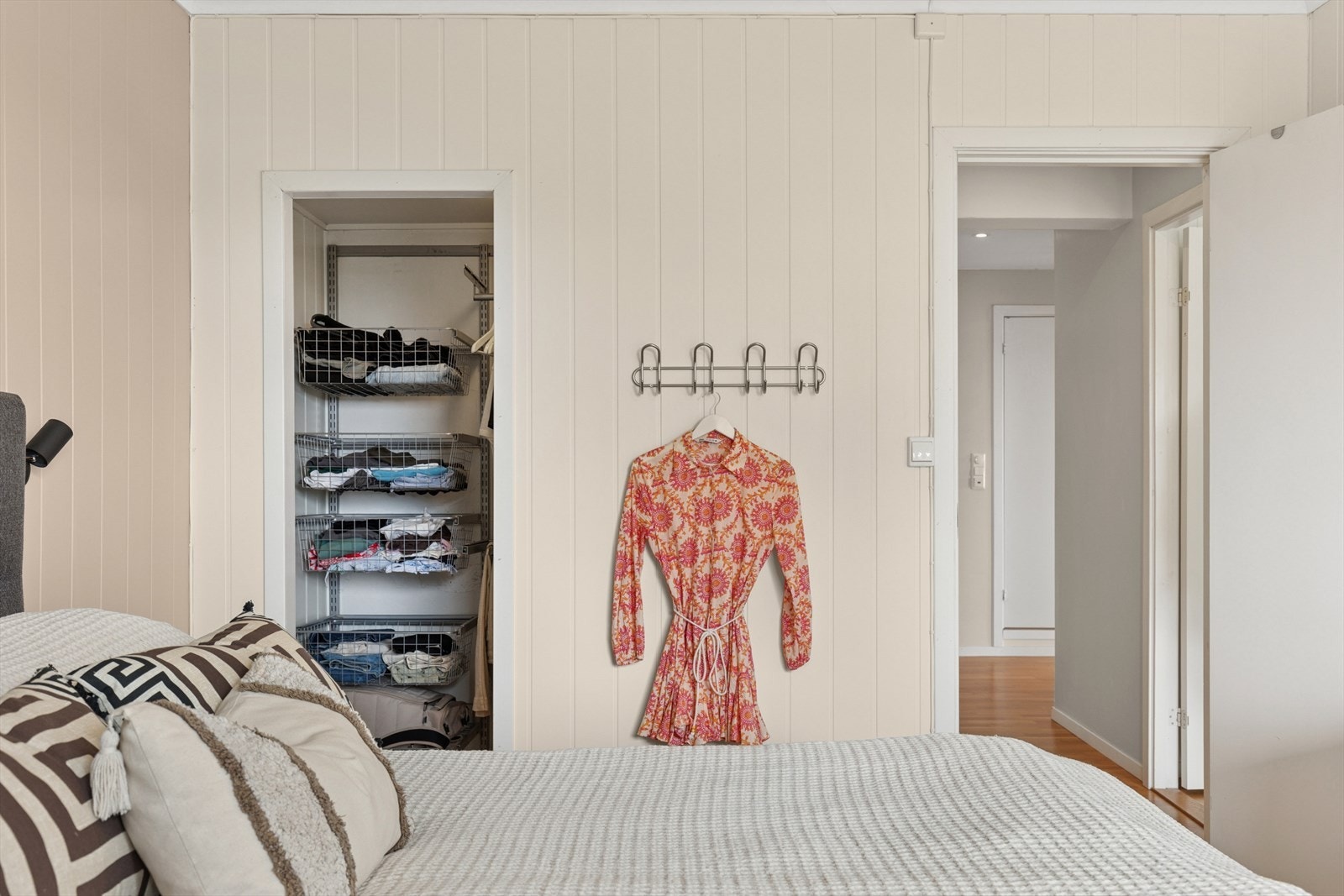 Walk-in-closet. Galleribilde