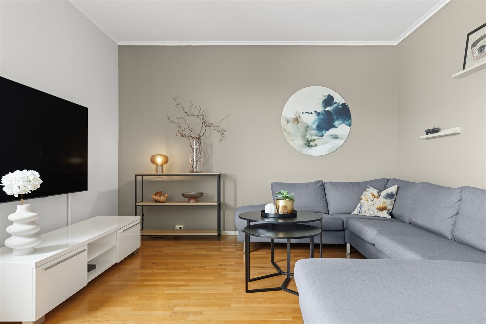 Lys og romslig stue, god plass til sofagruppe og tv-møblement. Galleribilde