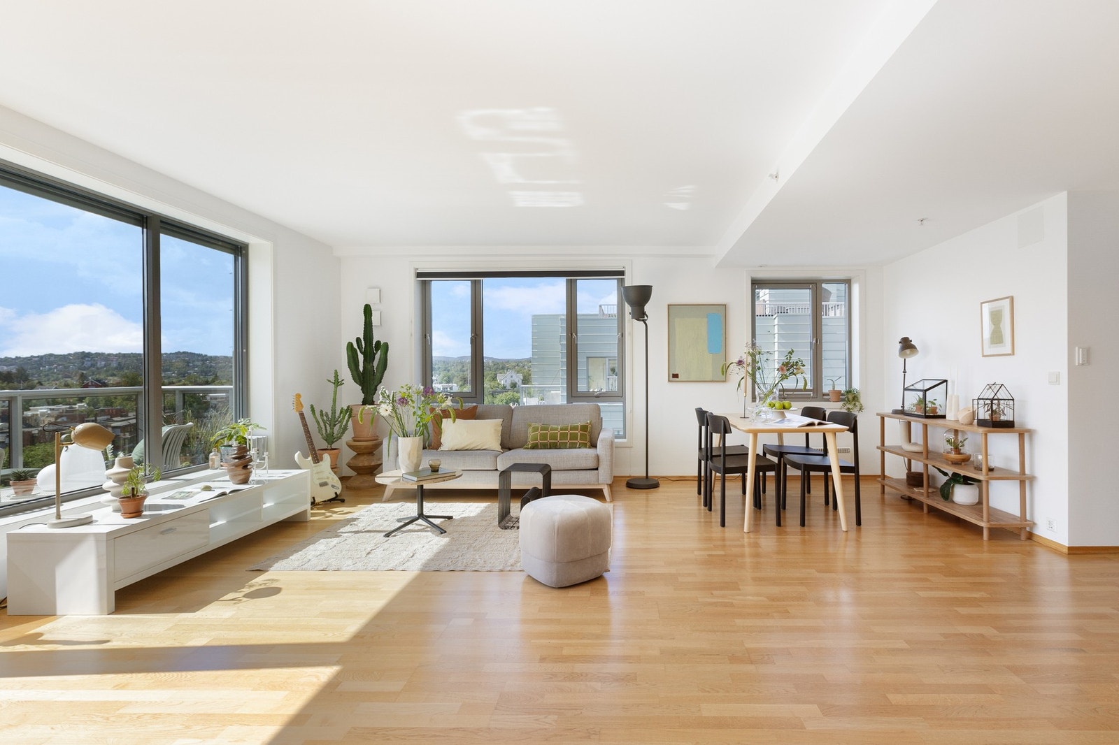 Stuen er det naturlige oppholdsrommet i leiligheten, og er et lyst og fint rom for både avkobling og hygge. Galleribilde