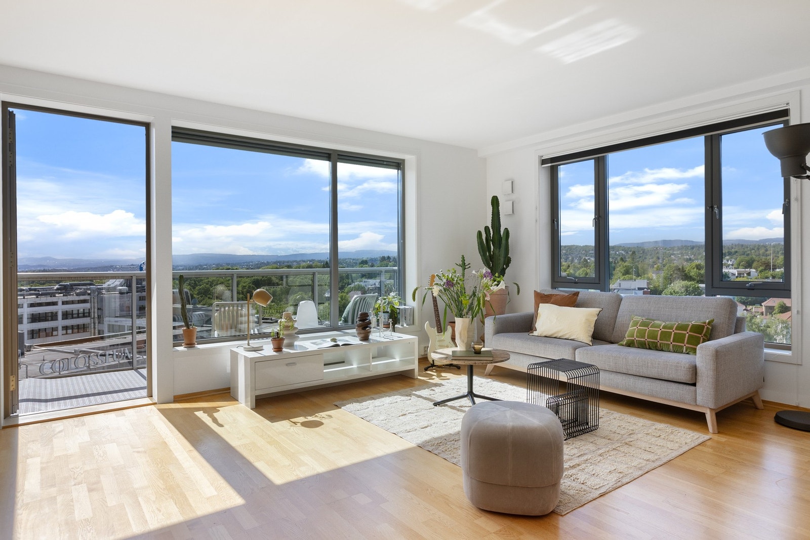 Denne gjennomgående endeleiligheten kan skilte med en svært god planløsning, svært gode lysforhold, garasjeplass, heis og ikke minst både balkong og takterrasse. Galleribilde