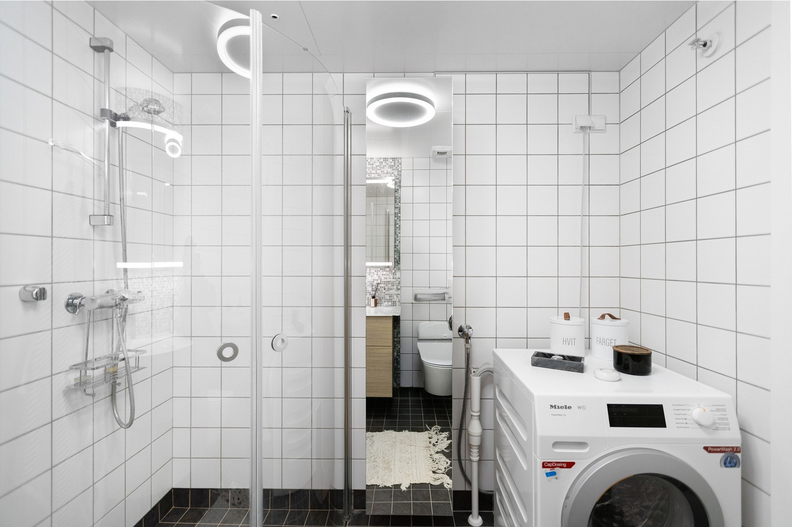 Plass og opplegg for vaskemaskin på bad og avtrekksventil plassert i himling. Galleribilde