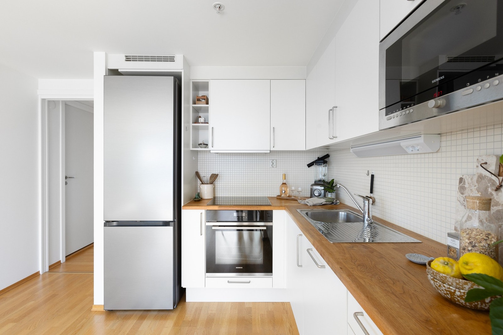 Hvitevarer som frittstående kjøleskap med frysedel, integrert oppvaskmaskin, ovn, mikroovn og nedfelt induksjonstopp vil medfølge. Galleribilde