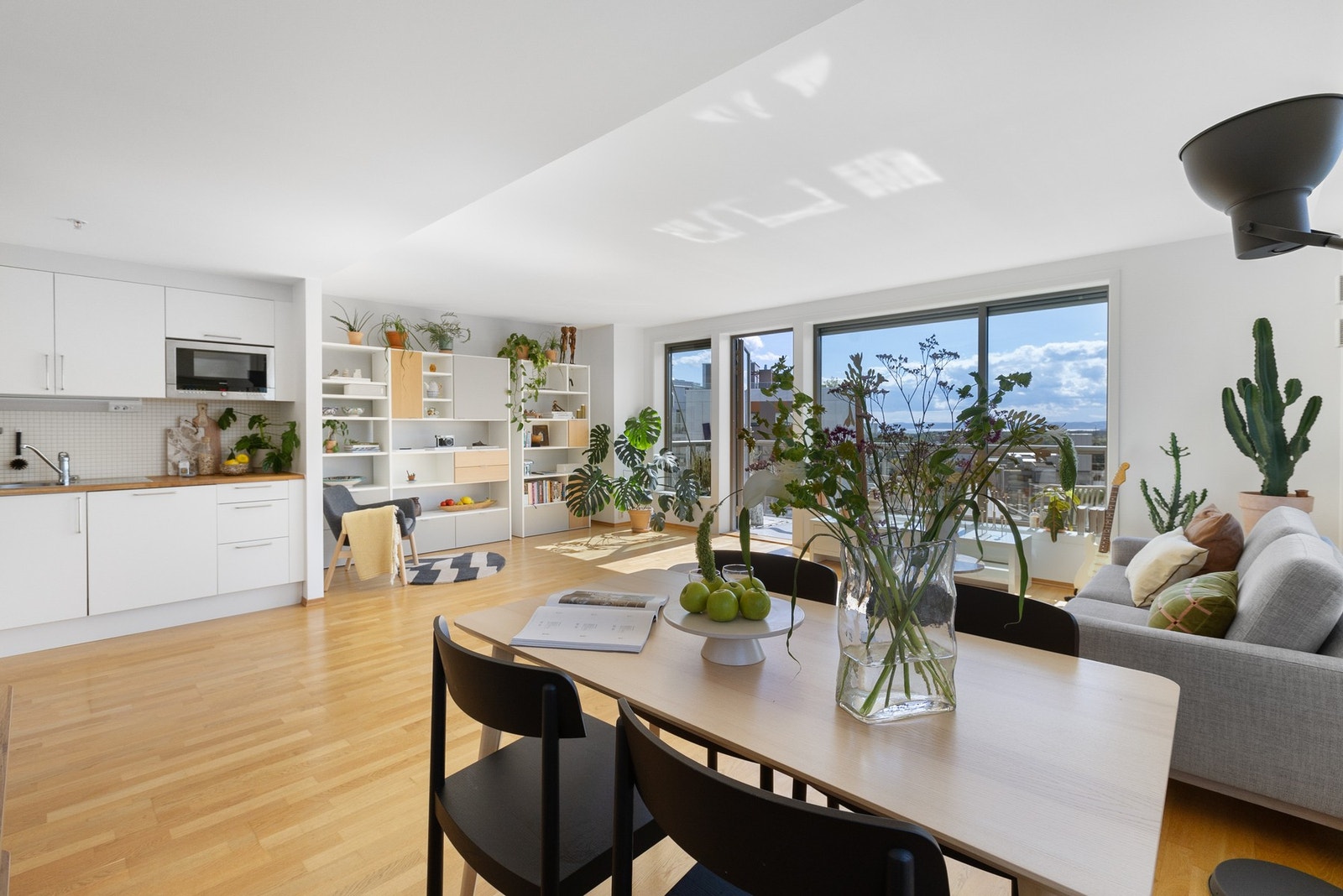 Det første som slår deg er de store vindusflatene som åpner opp for den fantastiske utsikten. Galleribilde