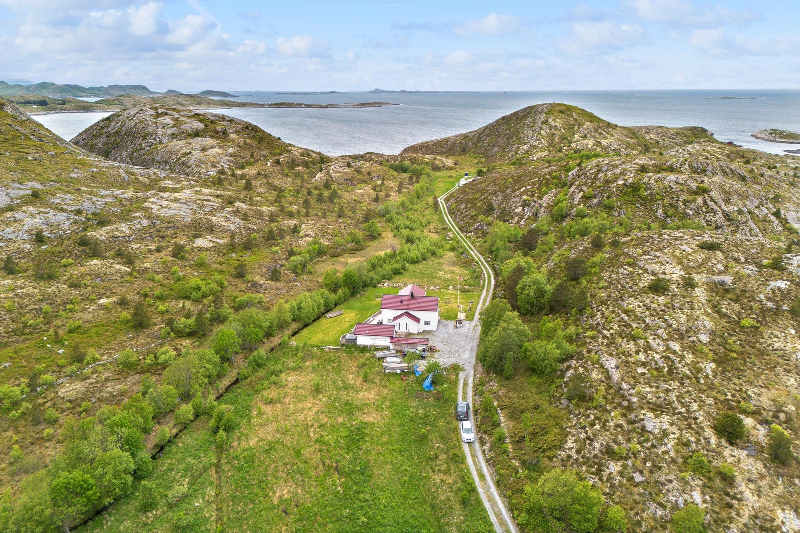 Innholdsrik fritidsbolig med ca 400 meter gange ned til sjøen. Beliggende i naturskjønne Bessaker! Galleribilde