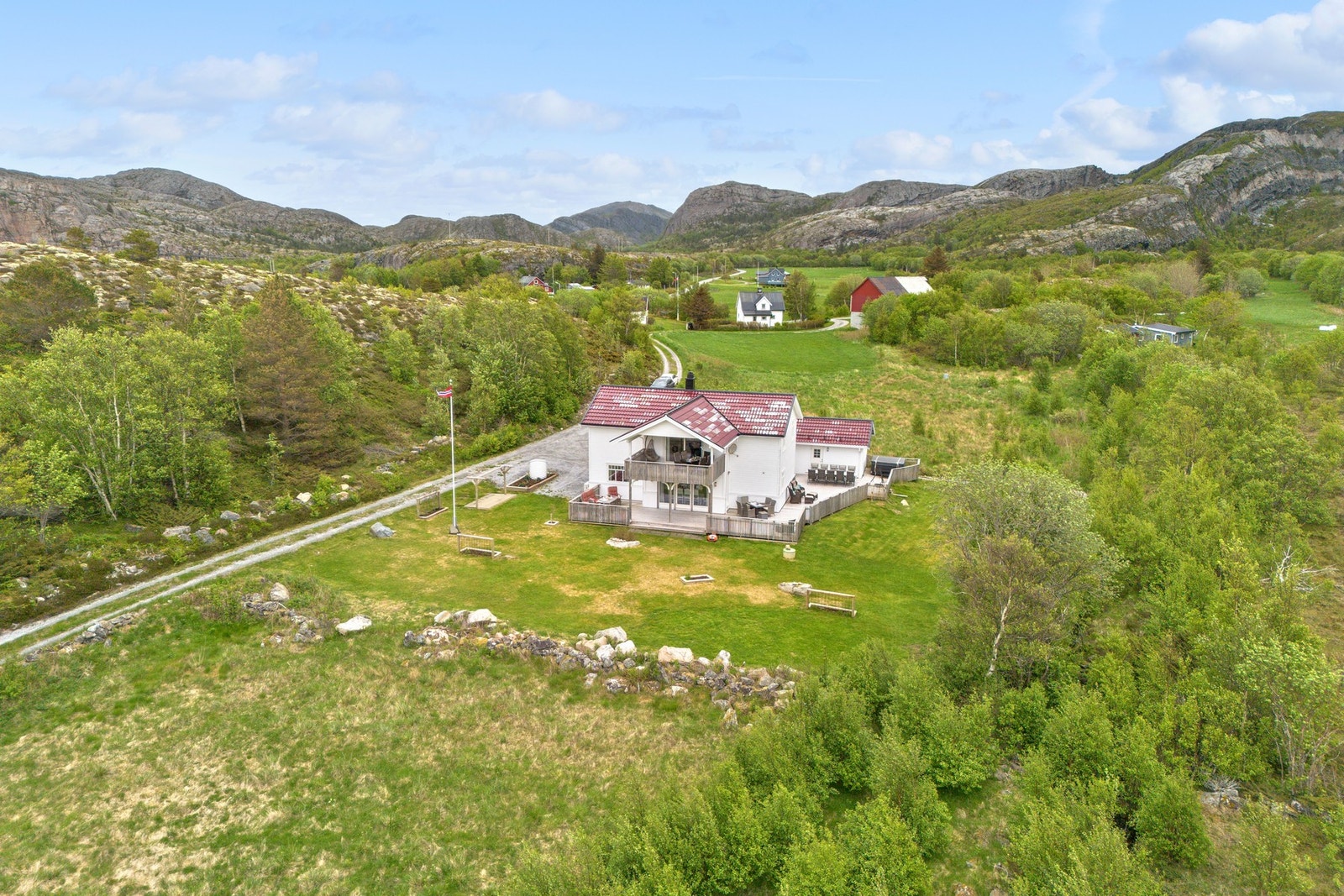 Bessaker ligger vakkert til ved kysten, nordvest på Fosenhalvøya Galleribilde