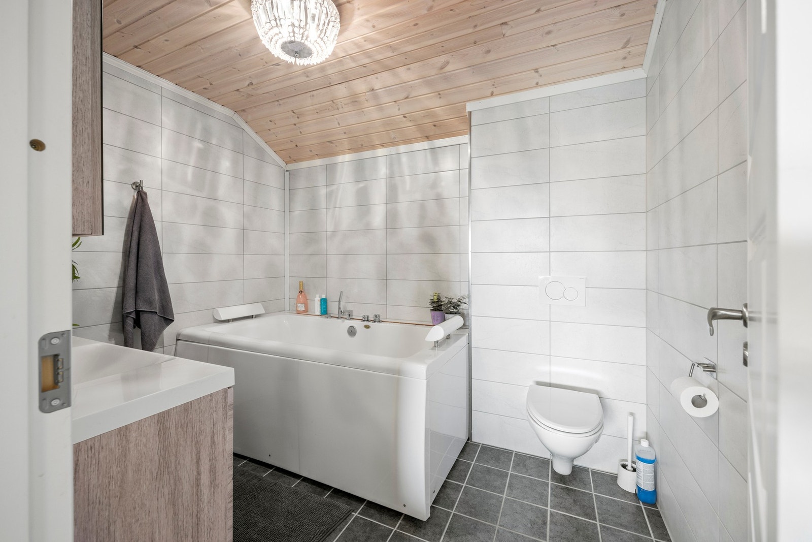 Utstyrt med servantskap, toalett og badekar Galleribilde