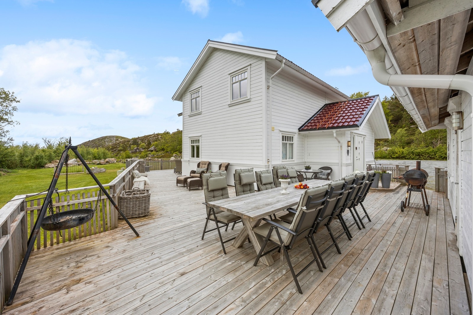 Terrassen måler ca 135 kvm og sikrer flere hyggelige soner en kan flytte mellom på solrike dager! Galleribilde