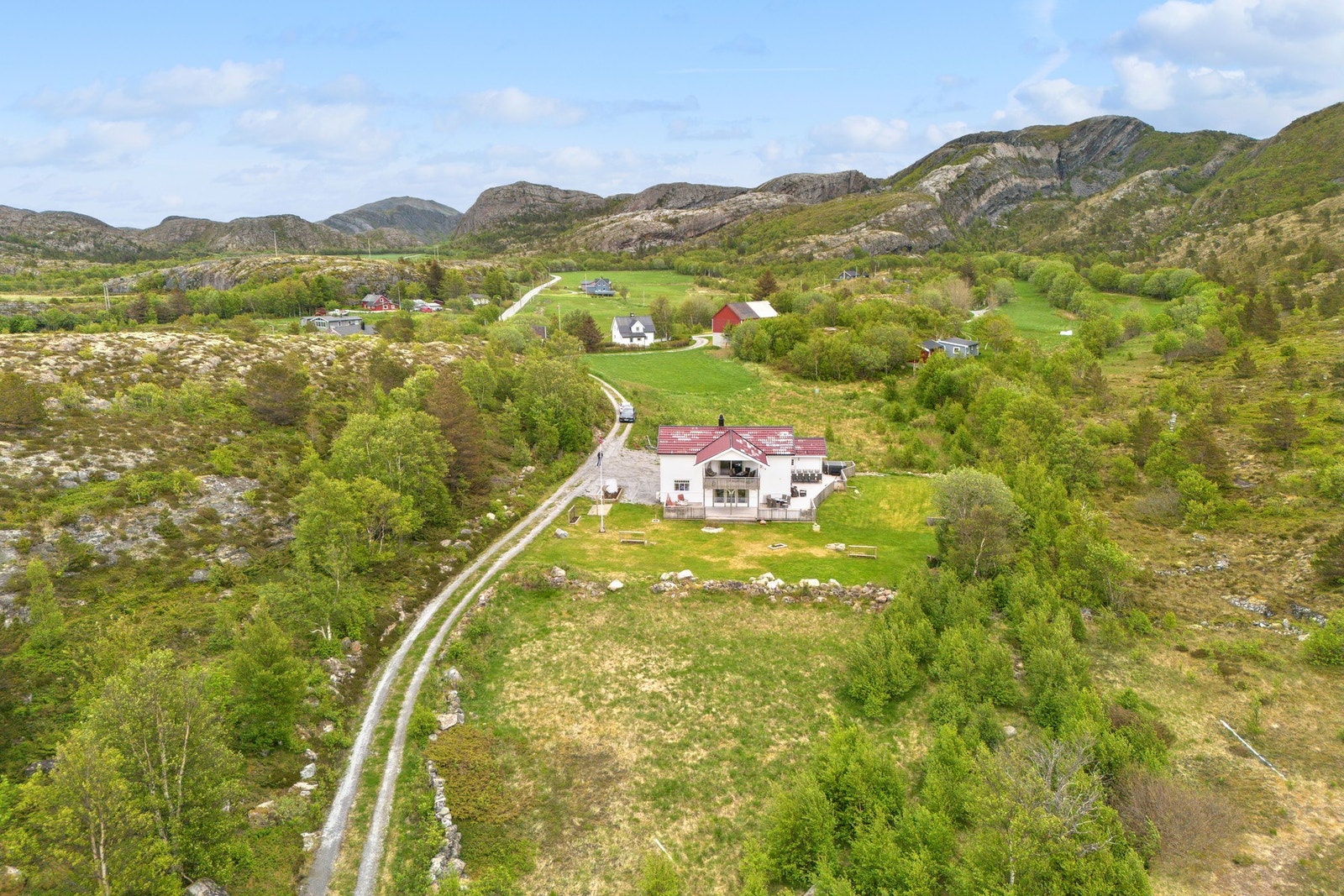 Kun 20 minutters gange til det sjarmerende Bessaker sentrum med butikk, havn og lokale opplevelser. Galleribilde