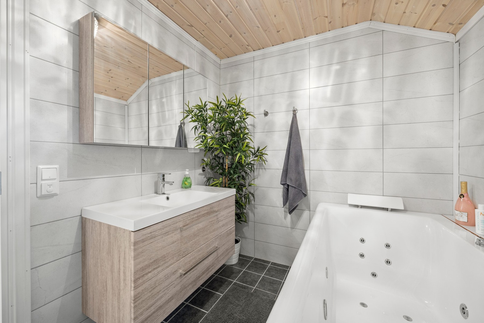 Bad/WC - ca 6 kvm. Flislagte overflater med gulvvarme. Galleribilde