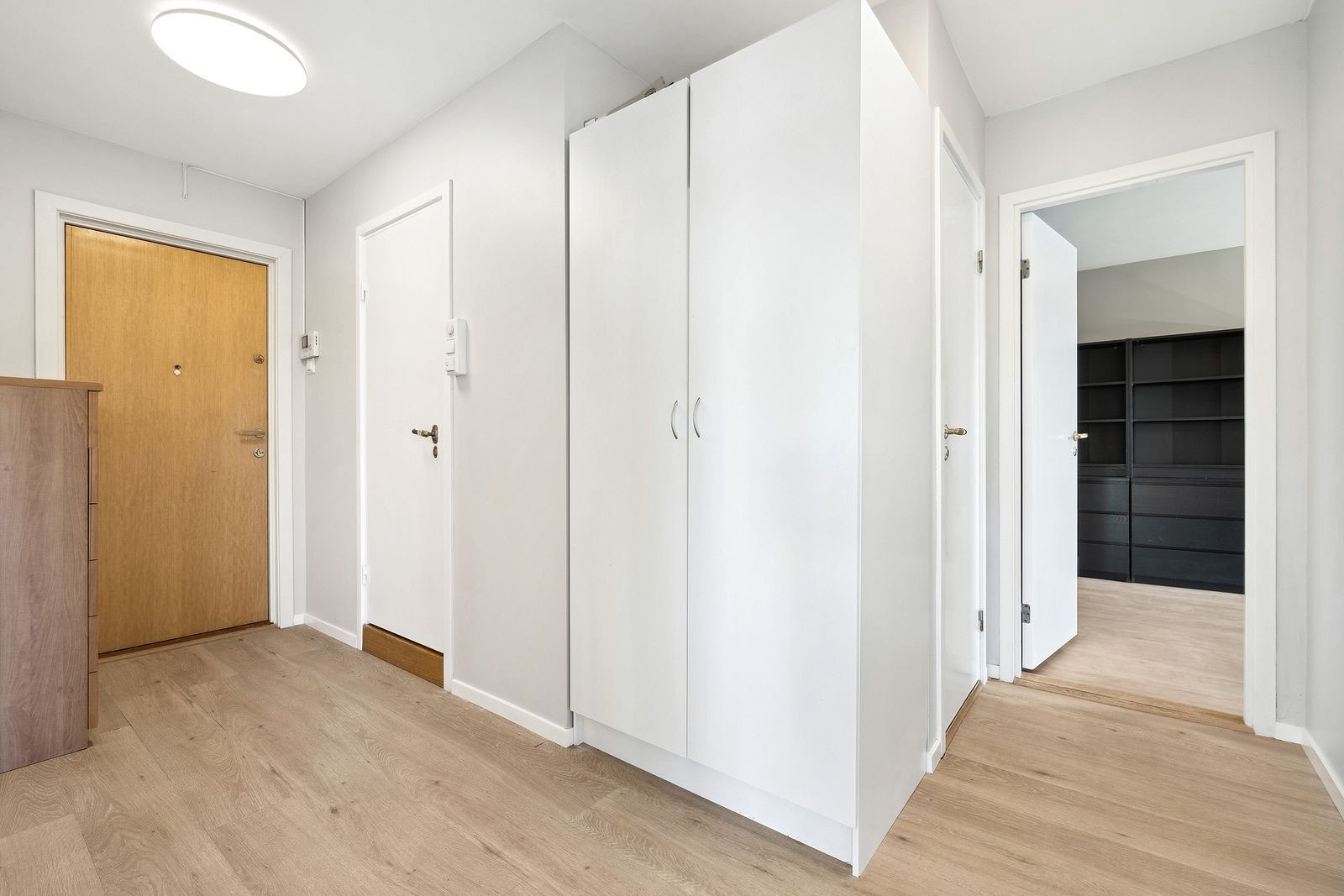 Lys entrè med god plass til å henge fra seg yttertøy og sko Galleribilde