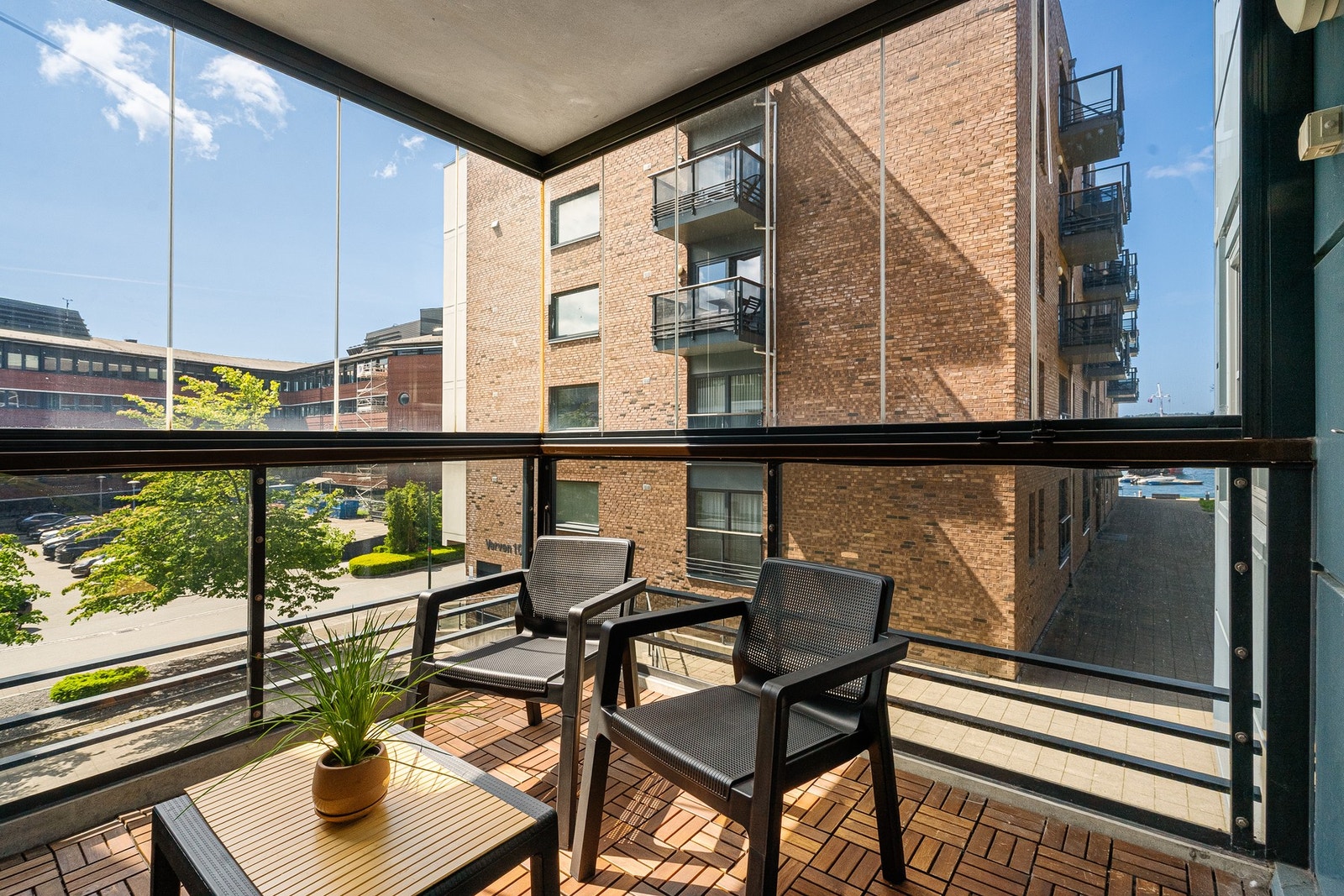 Velkommen til en arealeffektiv og stilren leilighet med svært ettertraktet beliggenhet nært sentrum og sjøen. Galleribilde