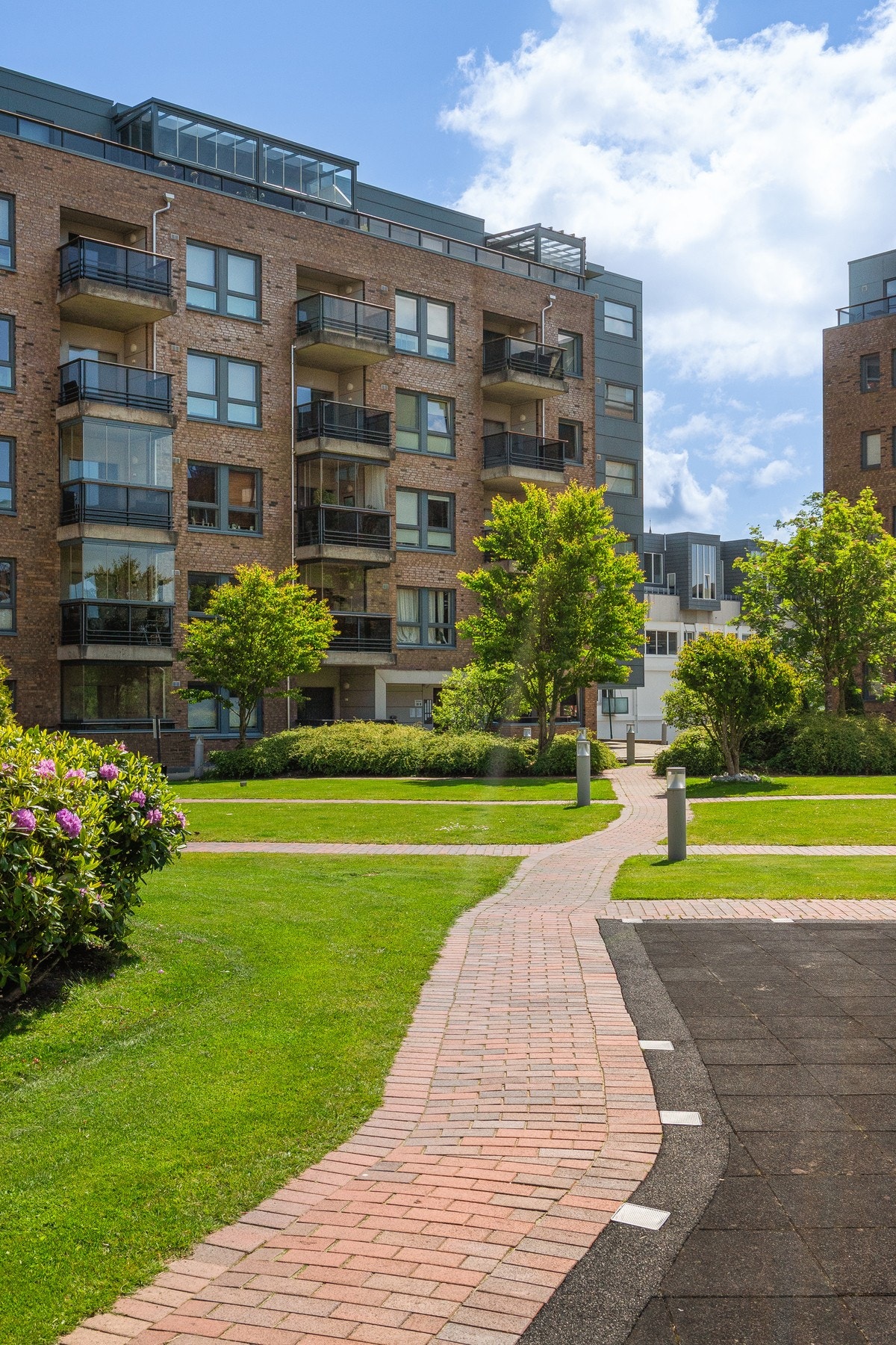 Her får man en ideell bolig og beliggenhet for deg som ønsker nærhet til alt byen har å by på, men samtidig tilbaketrukket. Galleribilde