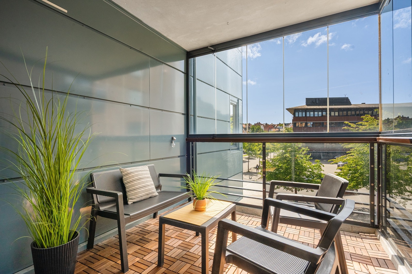 Balkongen er av god størrelse med lite innsyn. Galleribilde