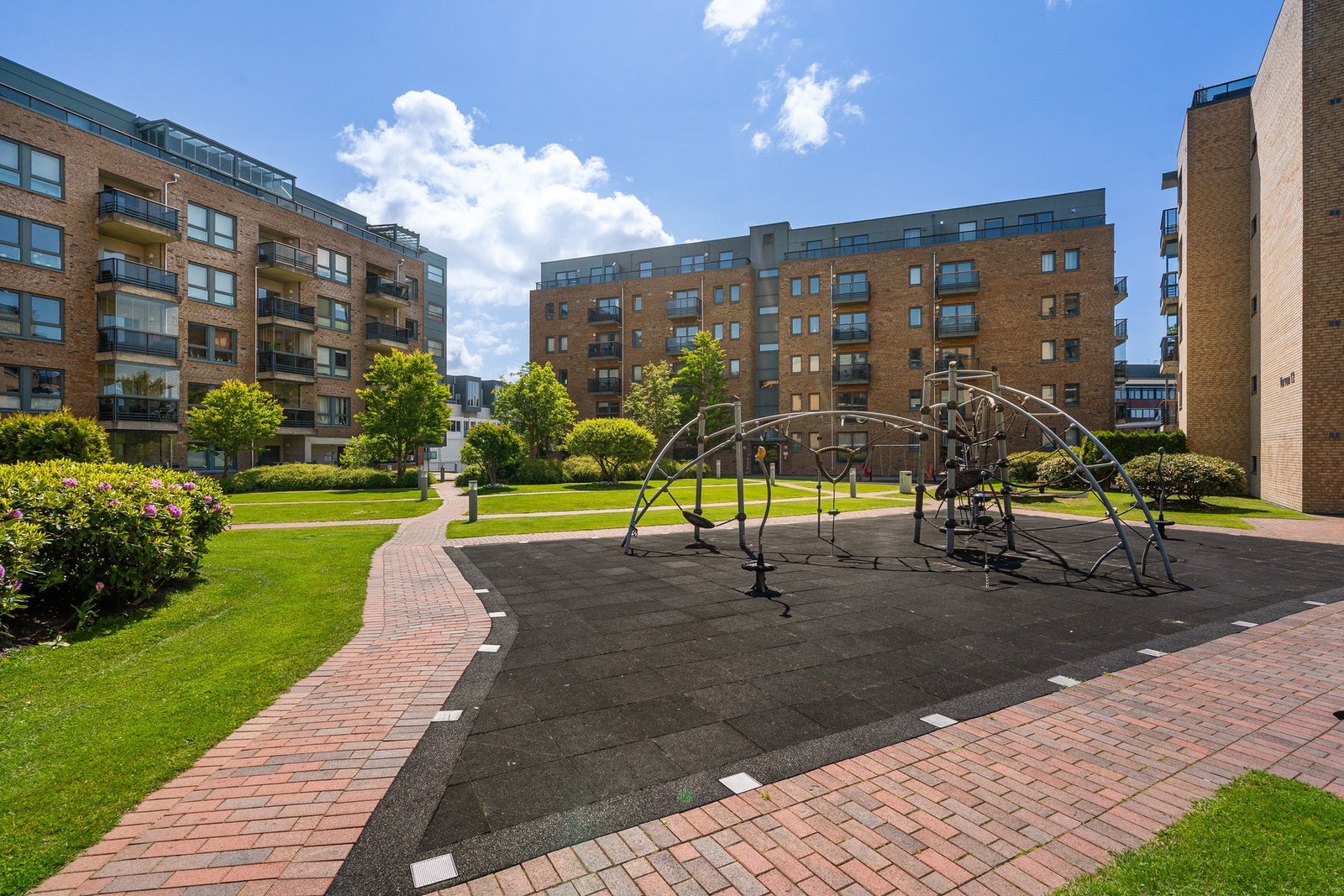 Fellesarealet er pent opparbeidet med lekestativ, grøntareal, prydbusker og beplantning. Galleribilde