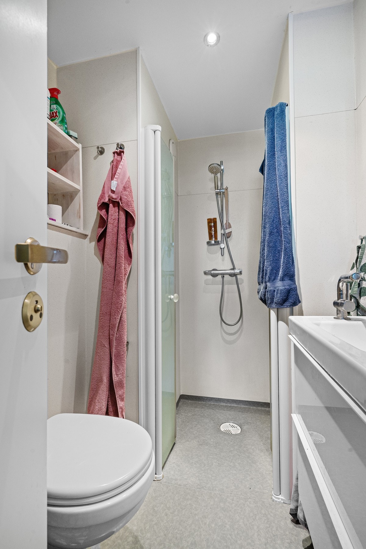 Bad i hybel. Galleribilde