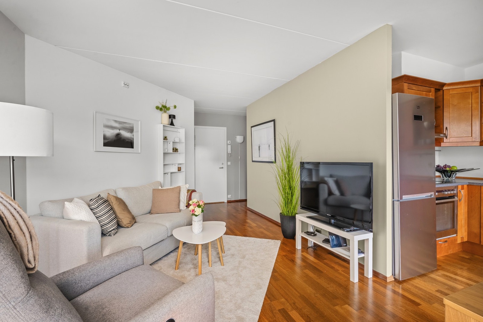 Planløsningen er praktisk med romslig stue som enkelt lar seg innrede etter ønske og behov. Galleribilde