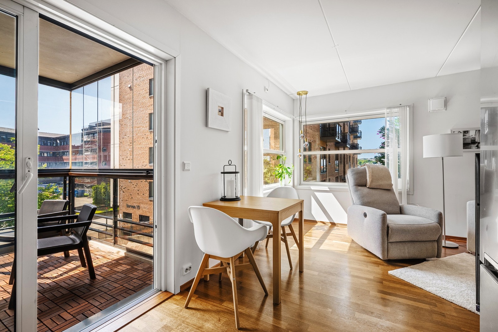 Fra stuen har man utgang til herlig innglasset balkong. Galleribilde