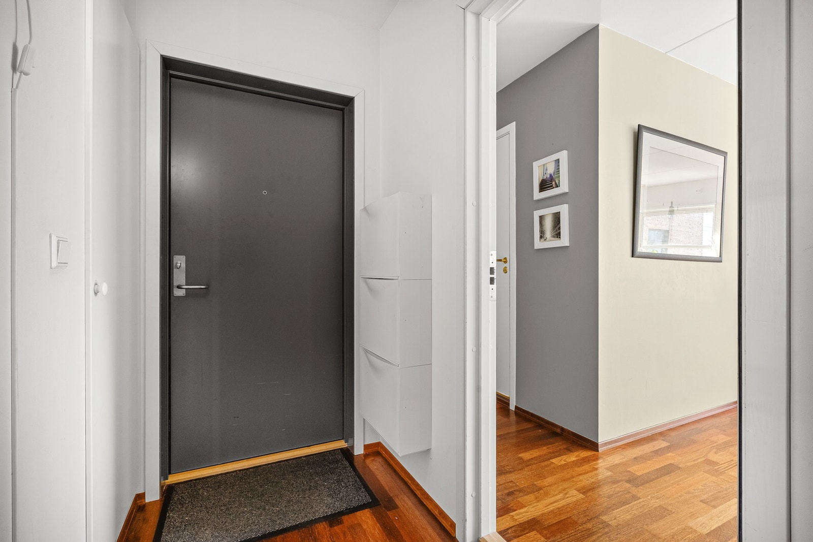 Leiligheten har egen hybel med inngang fra felles gang. Galleribilde