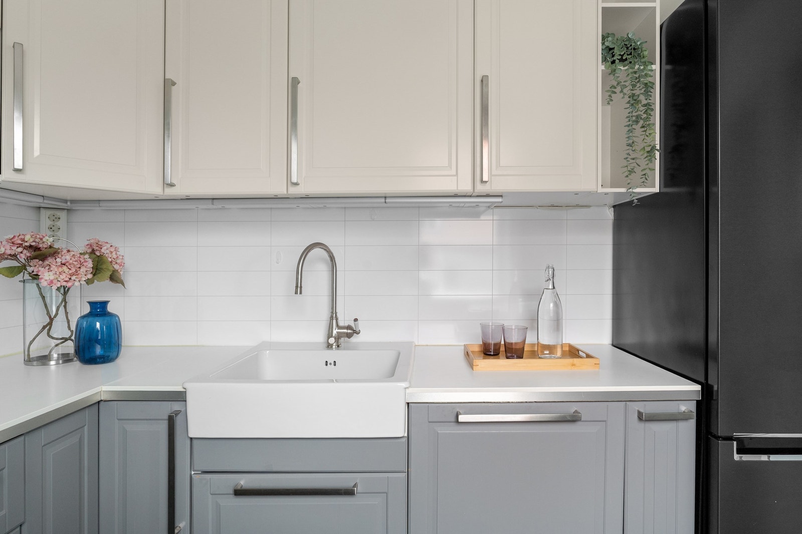 - Her er det godt med oppbevaringsmuligheter i over- og under skap - Galleribilde