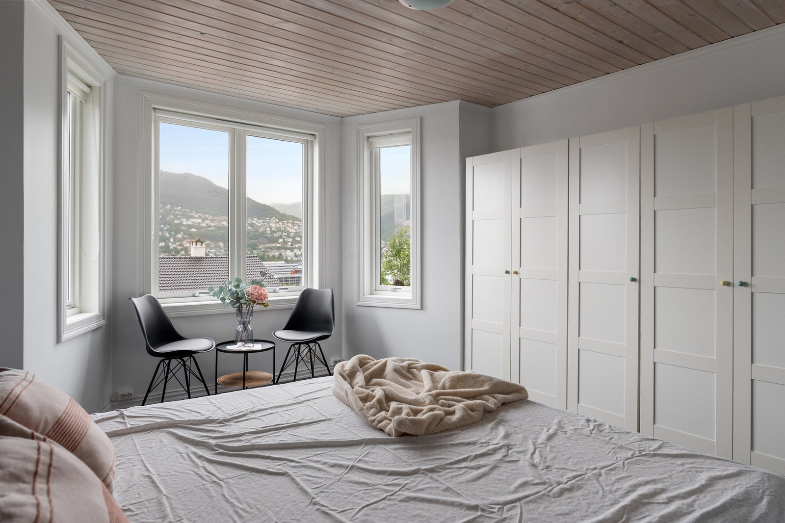 - Godt med oppbevaringsmuligheter i garderobeskap - Galleribilde