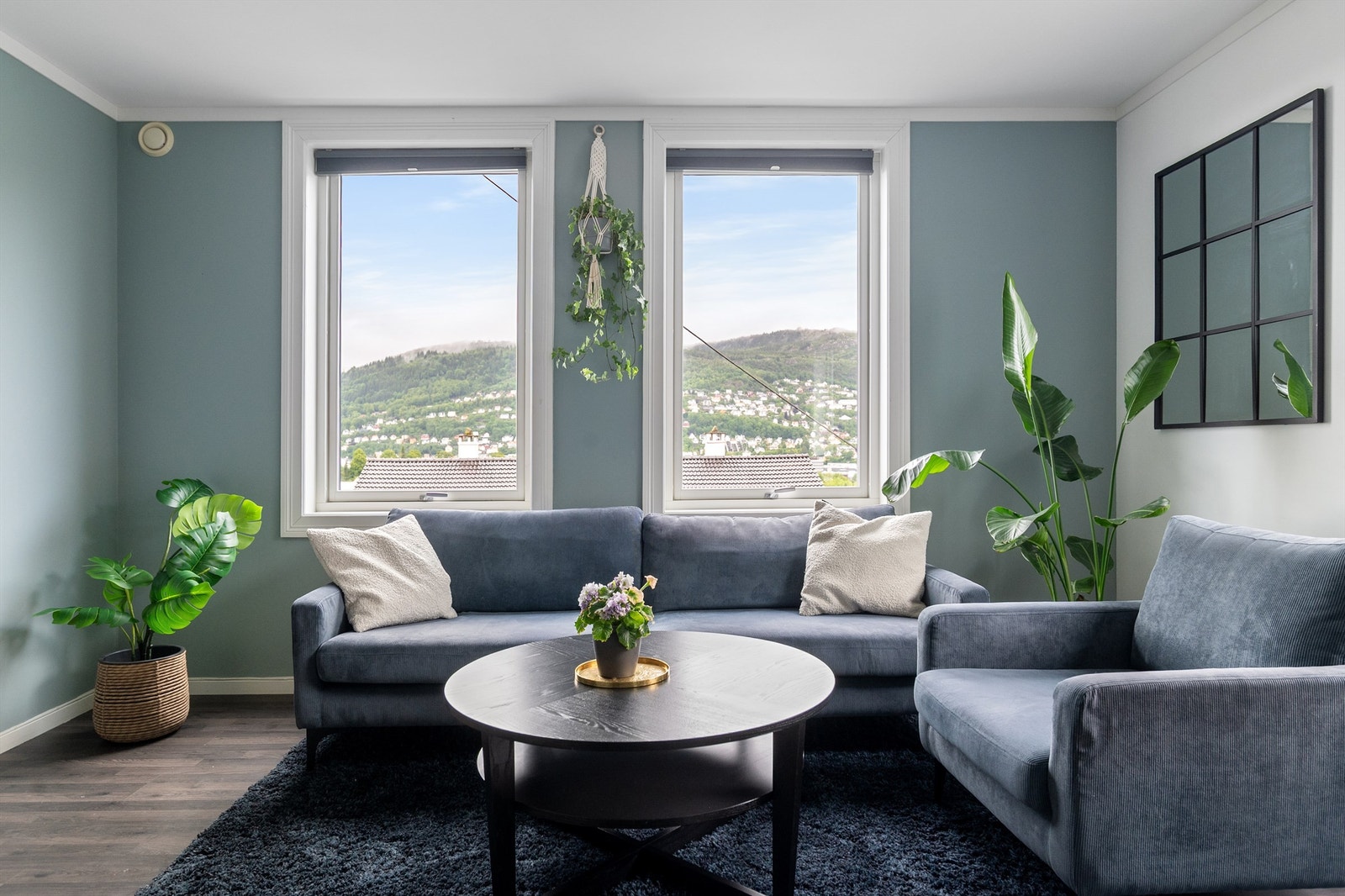 - Fra stuen er det nydelig utsikt mot Fløyen, Fjellsiden og Ulriken - Galleribilde