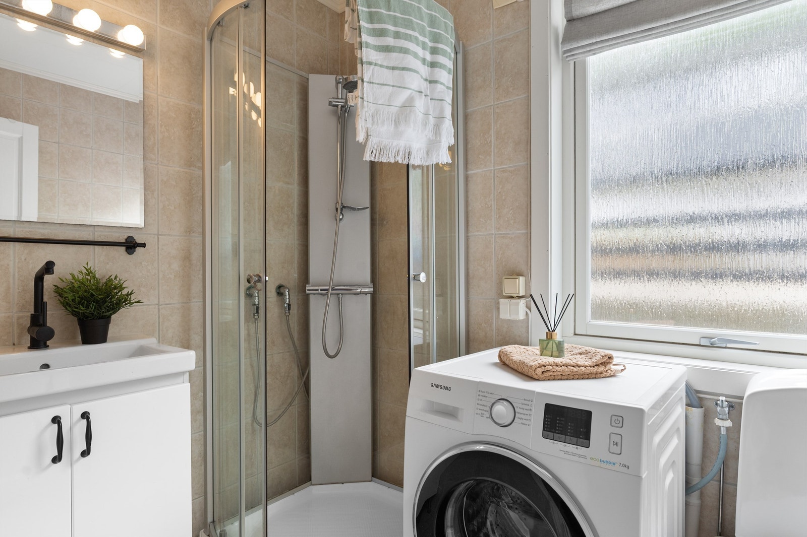 - Flislagt baderom fra ukjent årstall, vurdert til å være delvis oppgradert i 2007 (basert på datomerking på avløpsrør for toalett - Galleribilde