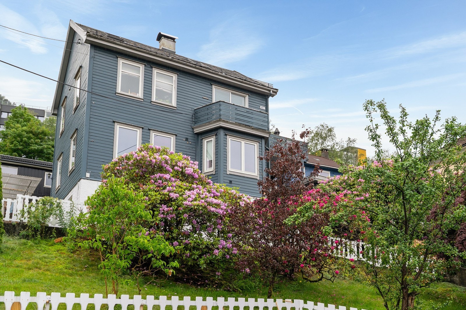 -Leiligheten har en meget sentral og attraktiv beliggenhet i Solheimsviken, med kort avstand til dagligvarebutikker, Laksevåg Senter, Danmarksplass og Bergen sentrum. - Galleribilde