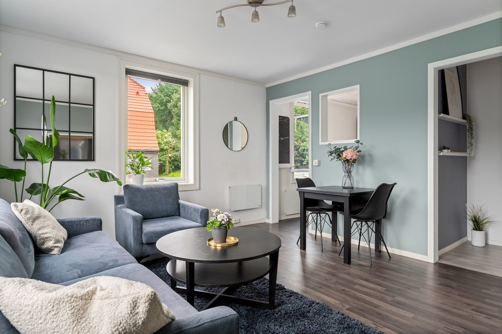 - Stuen har store vindusflater som slipper rikelig med naturlig lys inn - Galleribilde