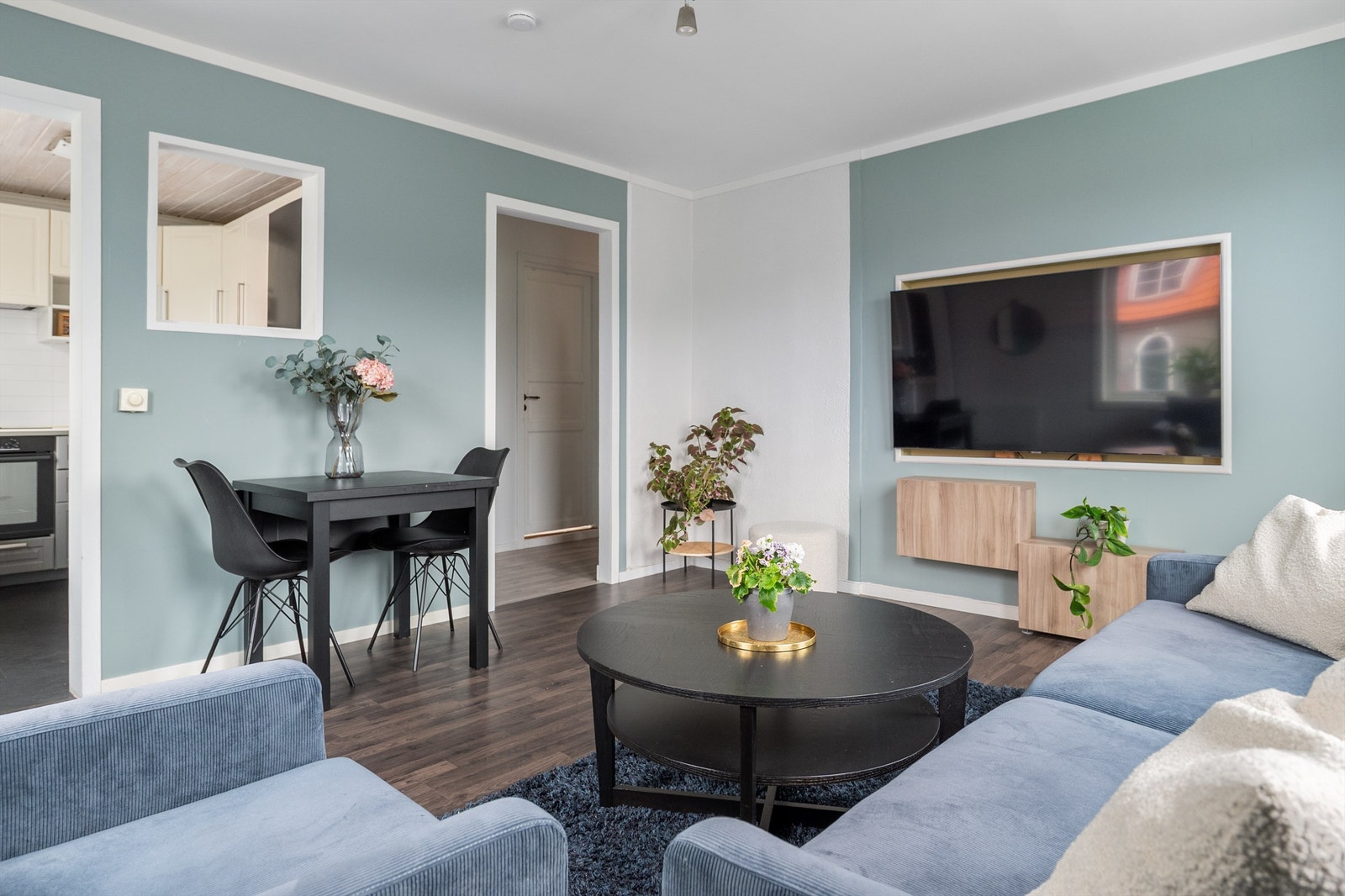 - Stuen er lys og luftig med laminat gulv - Galleribilde