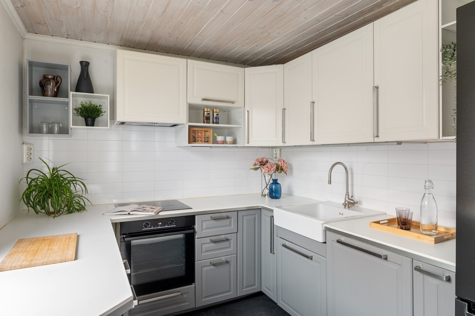 - Innredning fra 2014 med profilerte fronter, benkeplate av laminat - Galleribilde