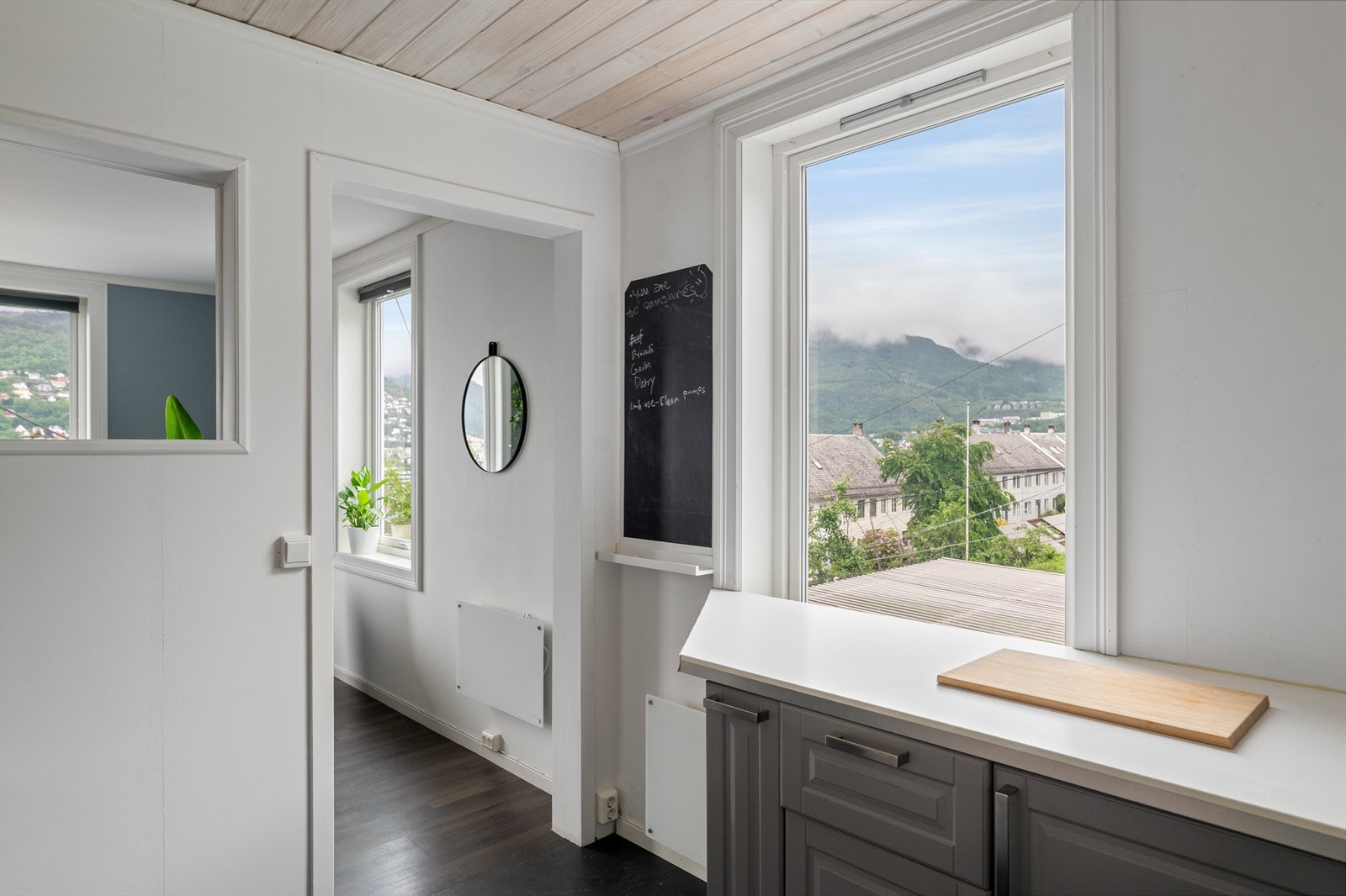 - Delvis åpen stue- og kjøkkenløsning - praktisk, sosialt og perfekt for både matlaging og avslapning. - Galleribilde