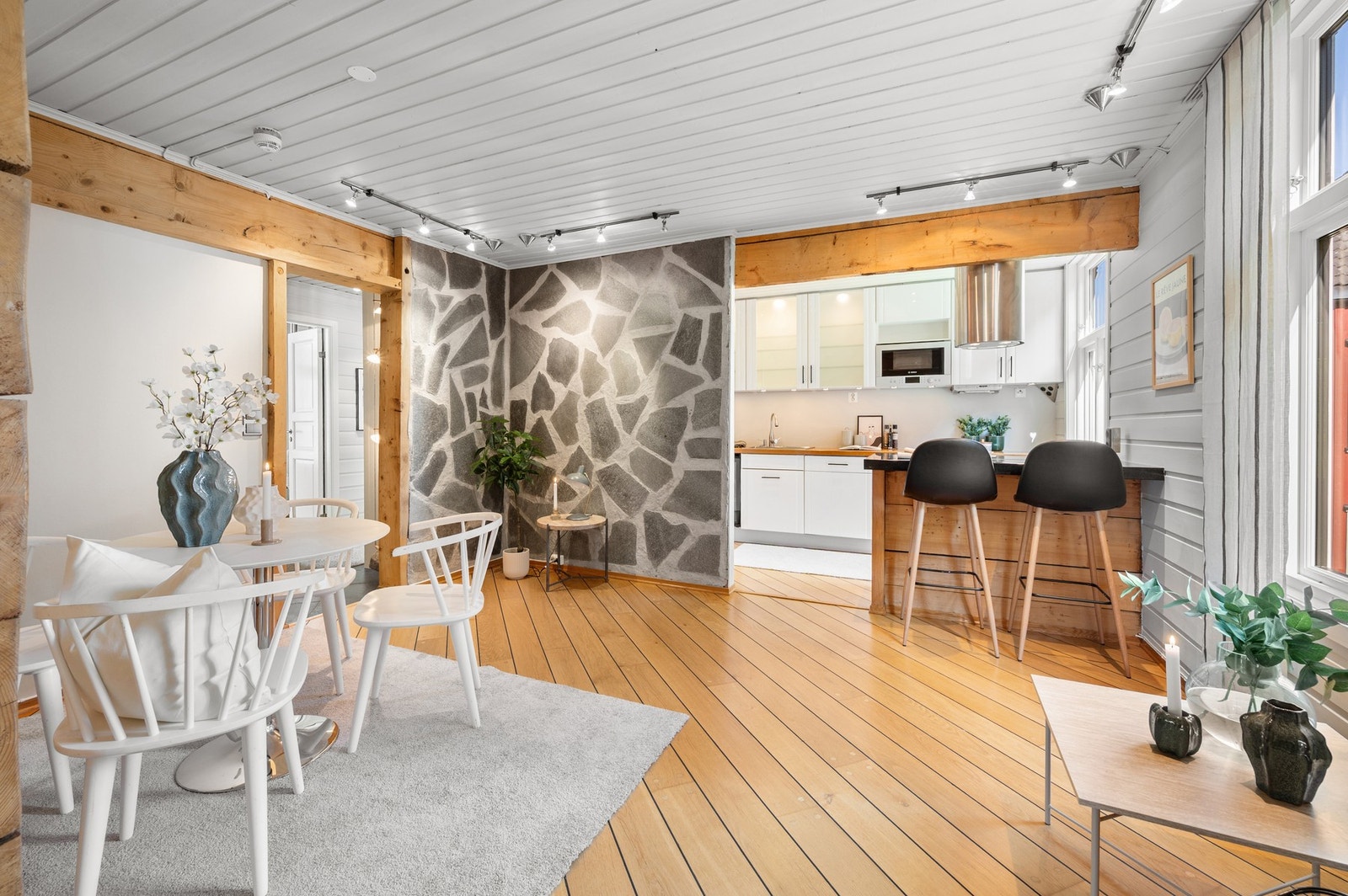 Naturlig skille mellom stue og kjøkken som gir flere soner i boligen. Galleribilde