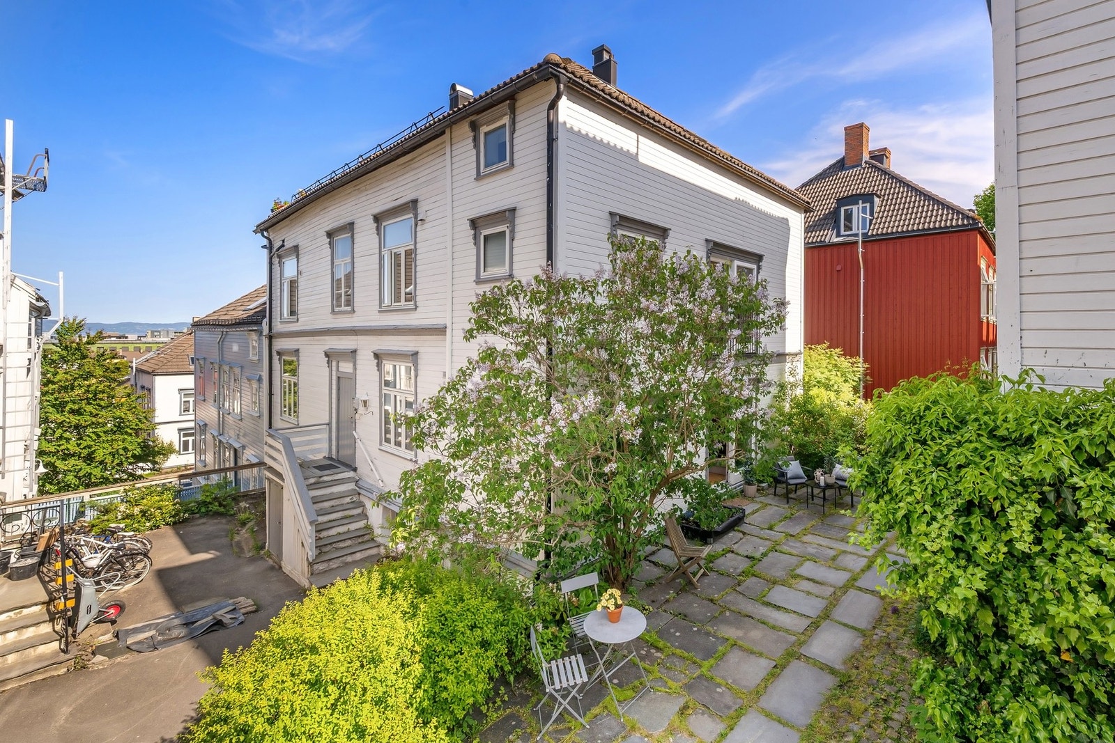 Her bor du sentralt, men skjermet. Galleribilde