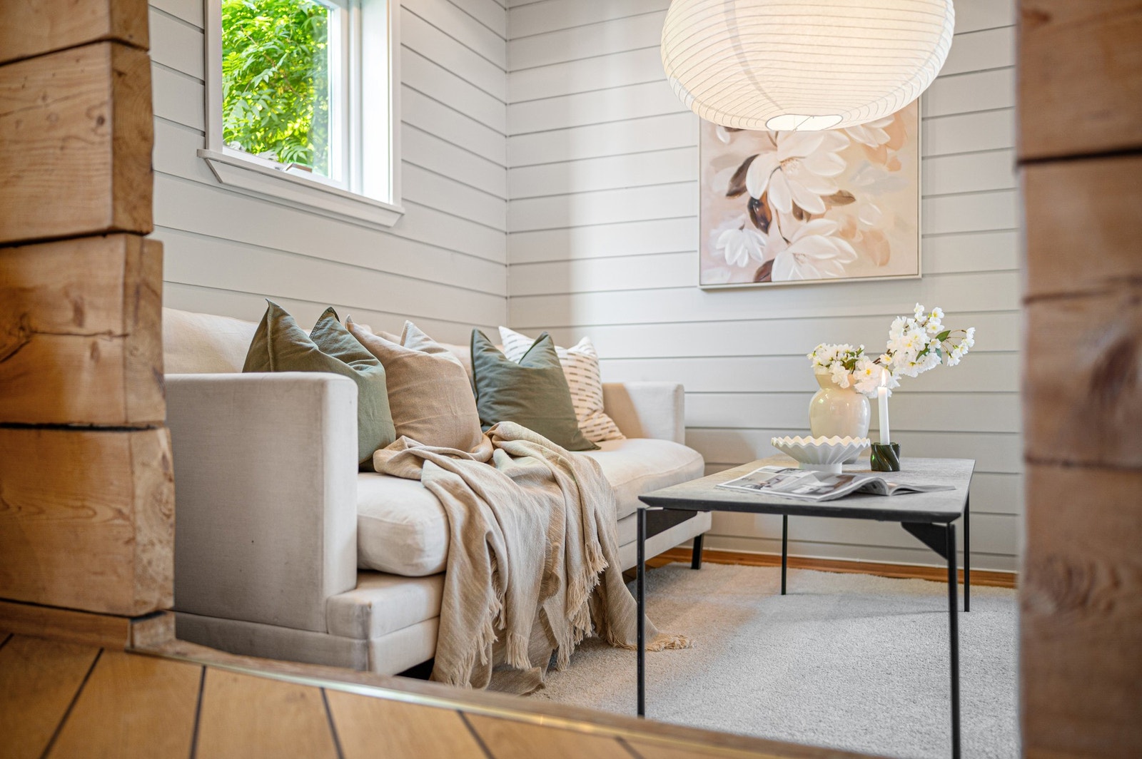 En koselig sofakrok med delikate farger og lune materialer. Galleribilde