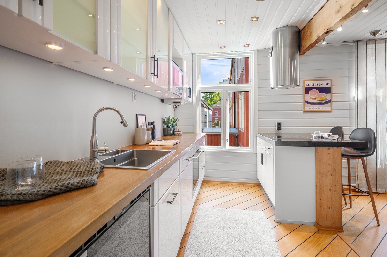 Kjøkkenet er godt utnyttet med innredning fra 2009 og har integrerte løsninger. Galleribilde