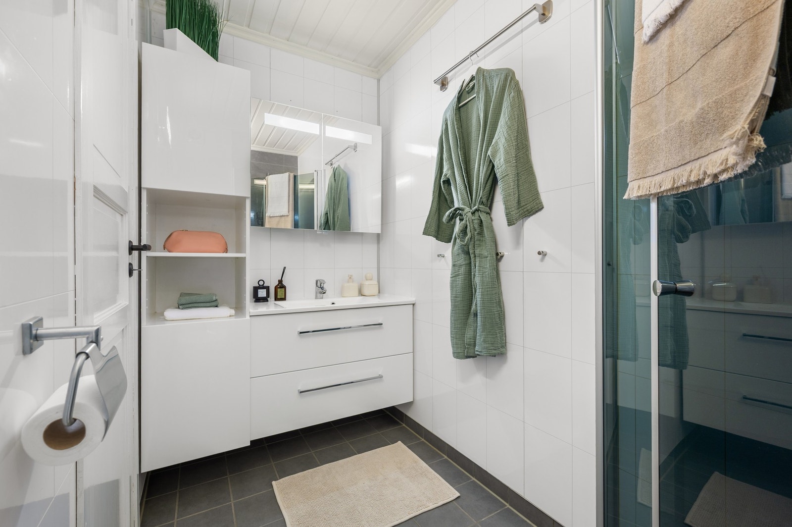 Badet er innredet med servantmøbel, speilskap, god oppbevaringsplass. Galleribilde