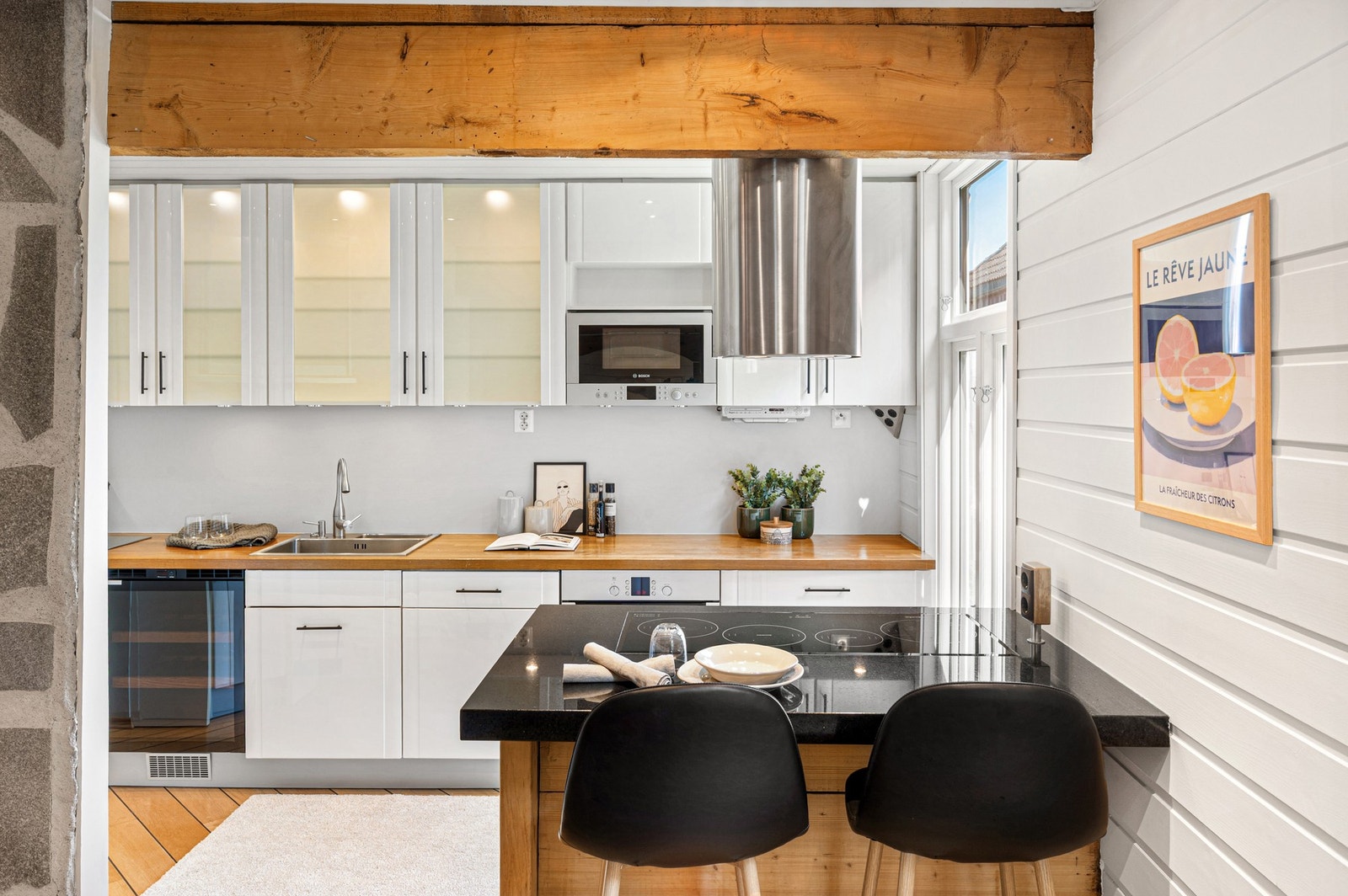 Ved kjøkkenet er det en praktisk barløsning. Galleribilde