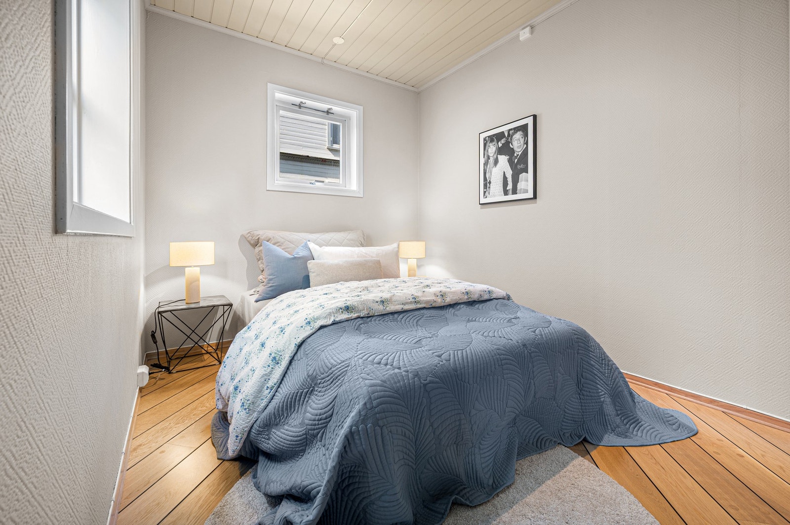 Soverom med rolig fargepalett og gode møbleringsmuligheter. Galleribilde