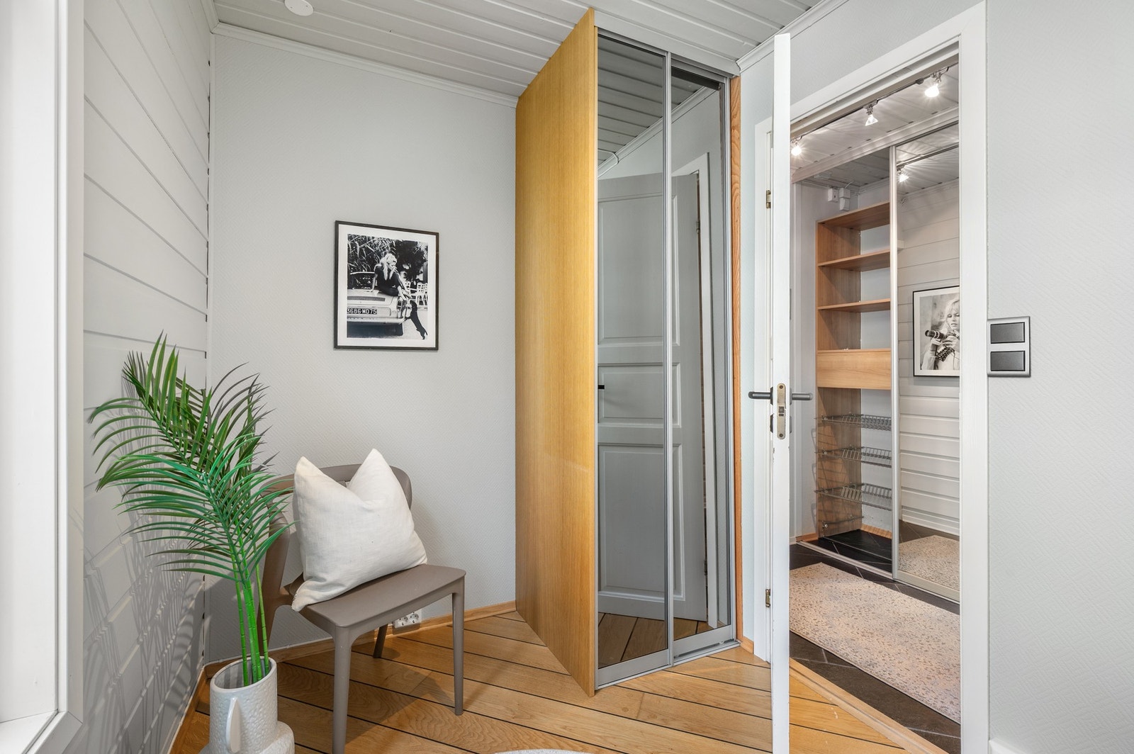 Gjennomført entré med god lagringsplass. Galleribilde